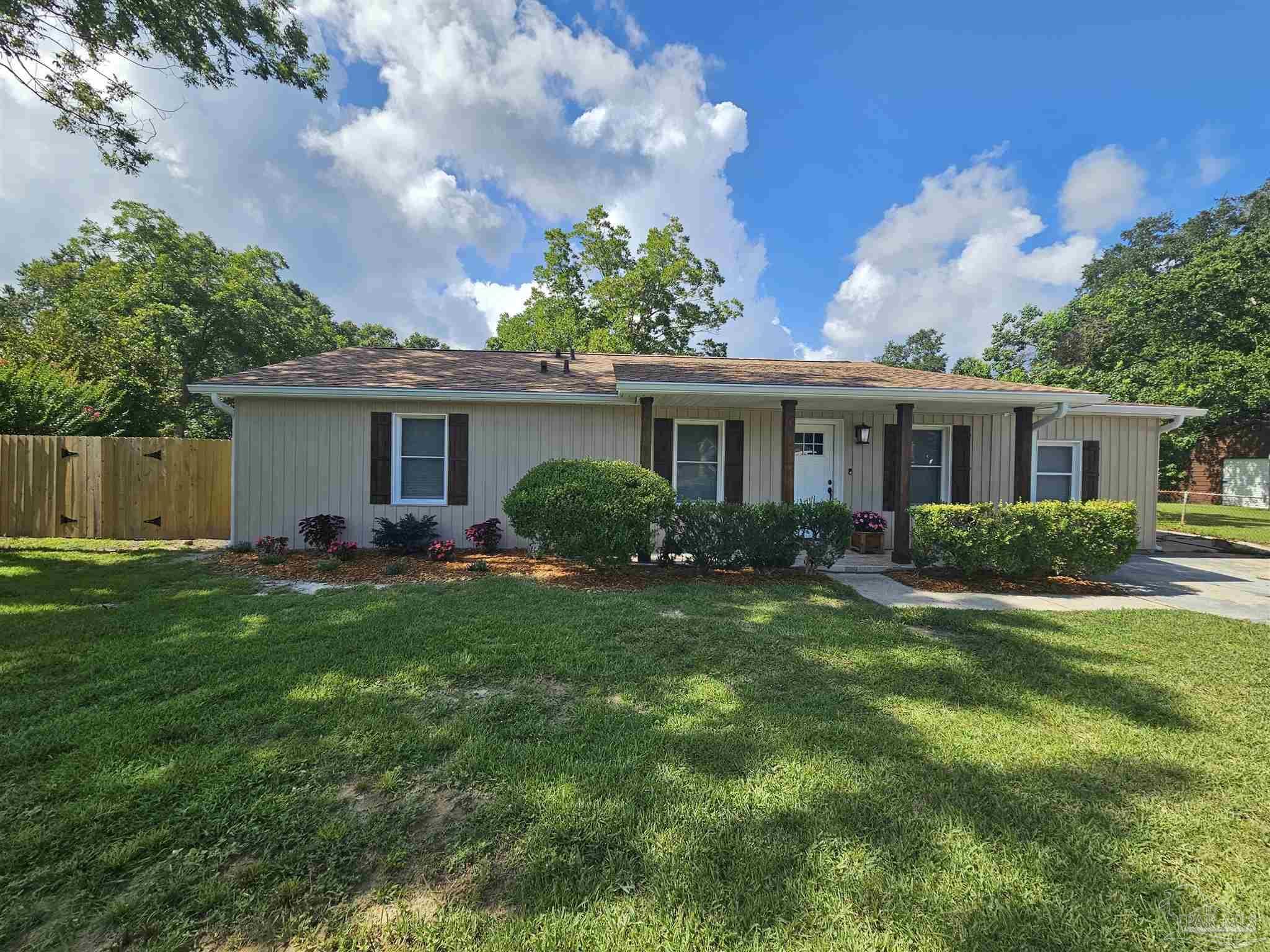 Property Photo: 7816 Dartmoor Ct FL 32514