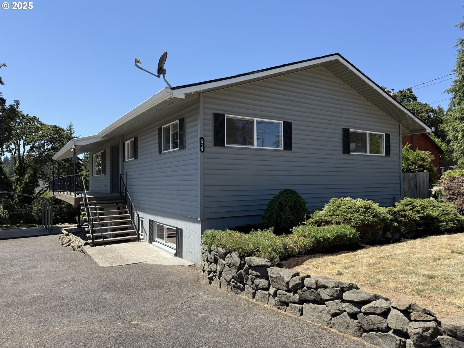 Property Photo: 515 Kingwood Dr NW OR 97304