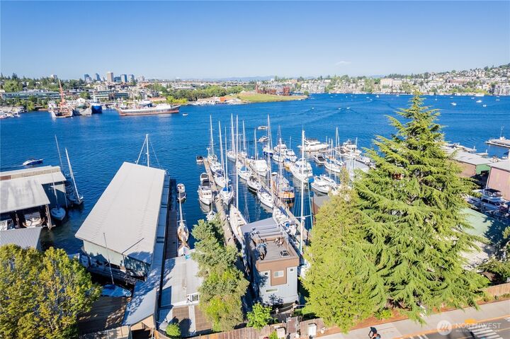 Property Photo:  2542  Westlake Avenue N 5  WA 98109 