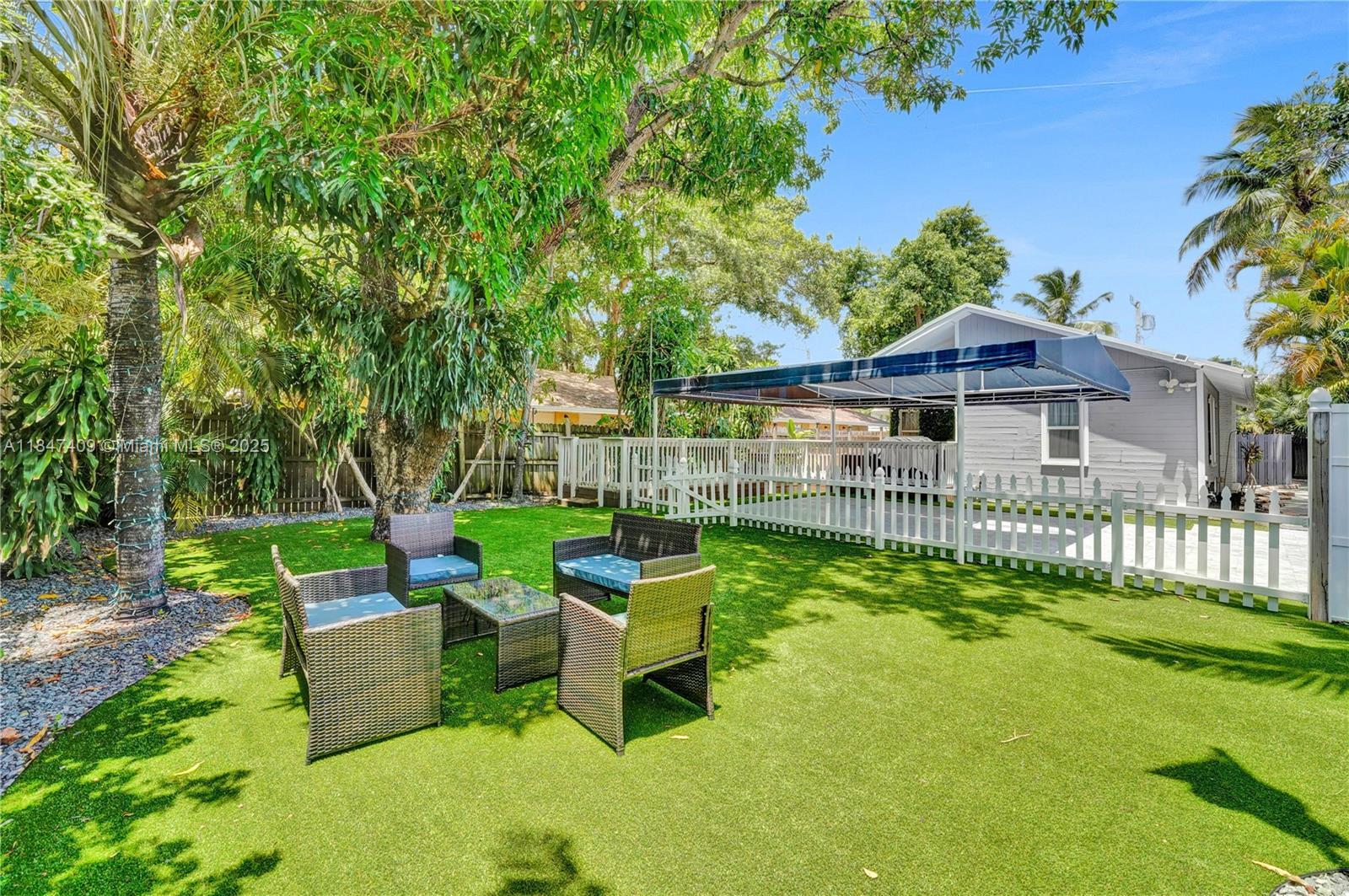 Property Photo: 1401 NE 5th Ter FL 33304