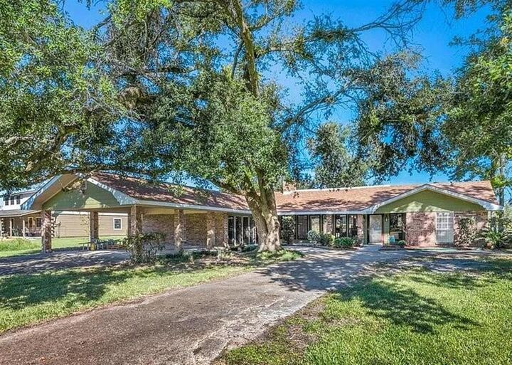 2212 Bon Vie Drive  Sulphur LA 70665 photo