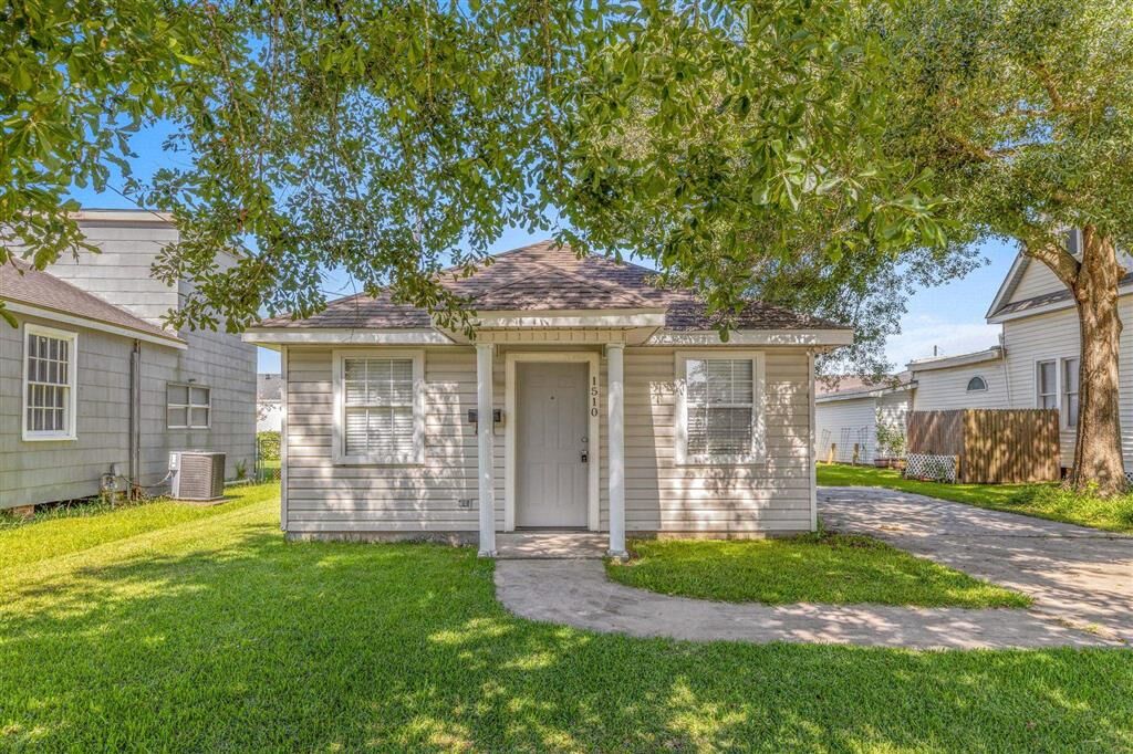 Property Photo:  1510 Moss Street  LA 70601 