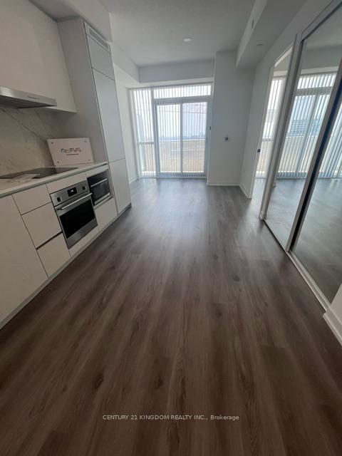 Photo de la propriété: 28 Interchange Way 1511 ON L4K 0P8