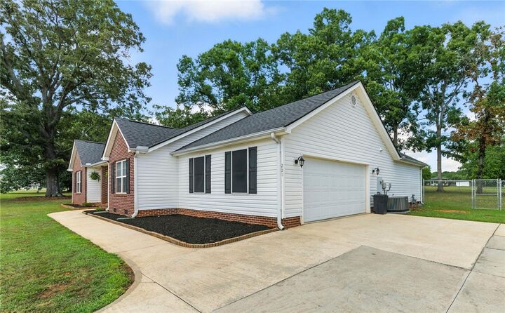 Property Photo: 221 Sylvia Road SC 29627