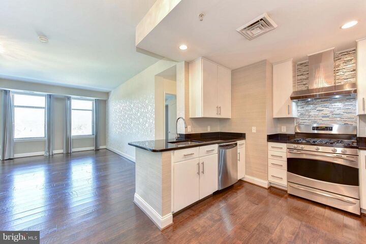 Property Photo: 525 N Fayette Street 519 VA 22314