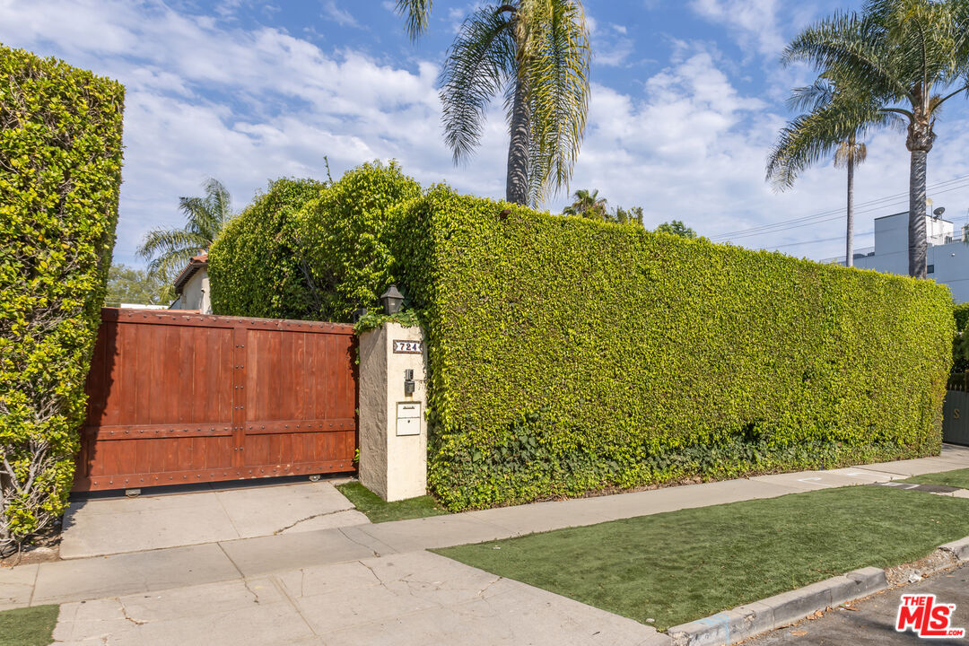 Property Photo: 724 N Spaulding Ave CA 90046