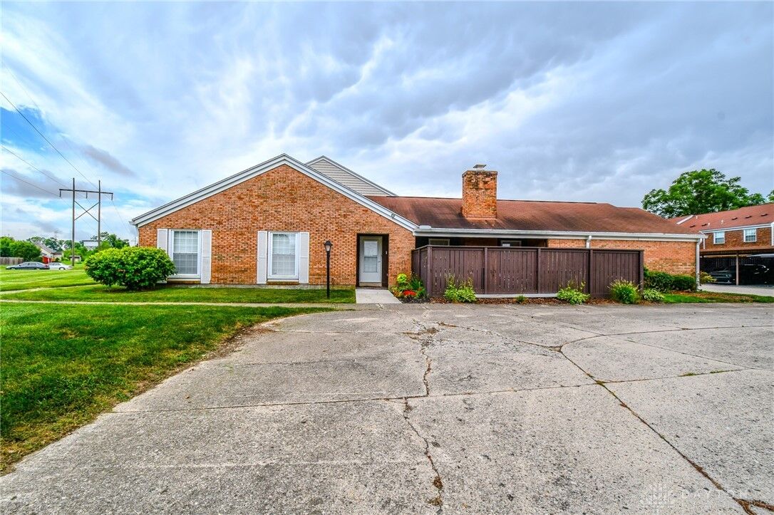 Property Photo: 1411 Williamsburg Court OH 45324