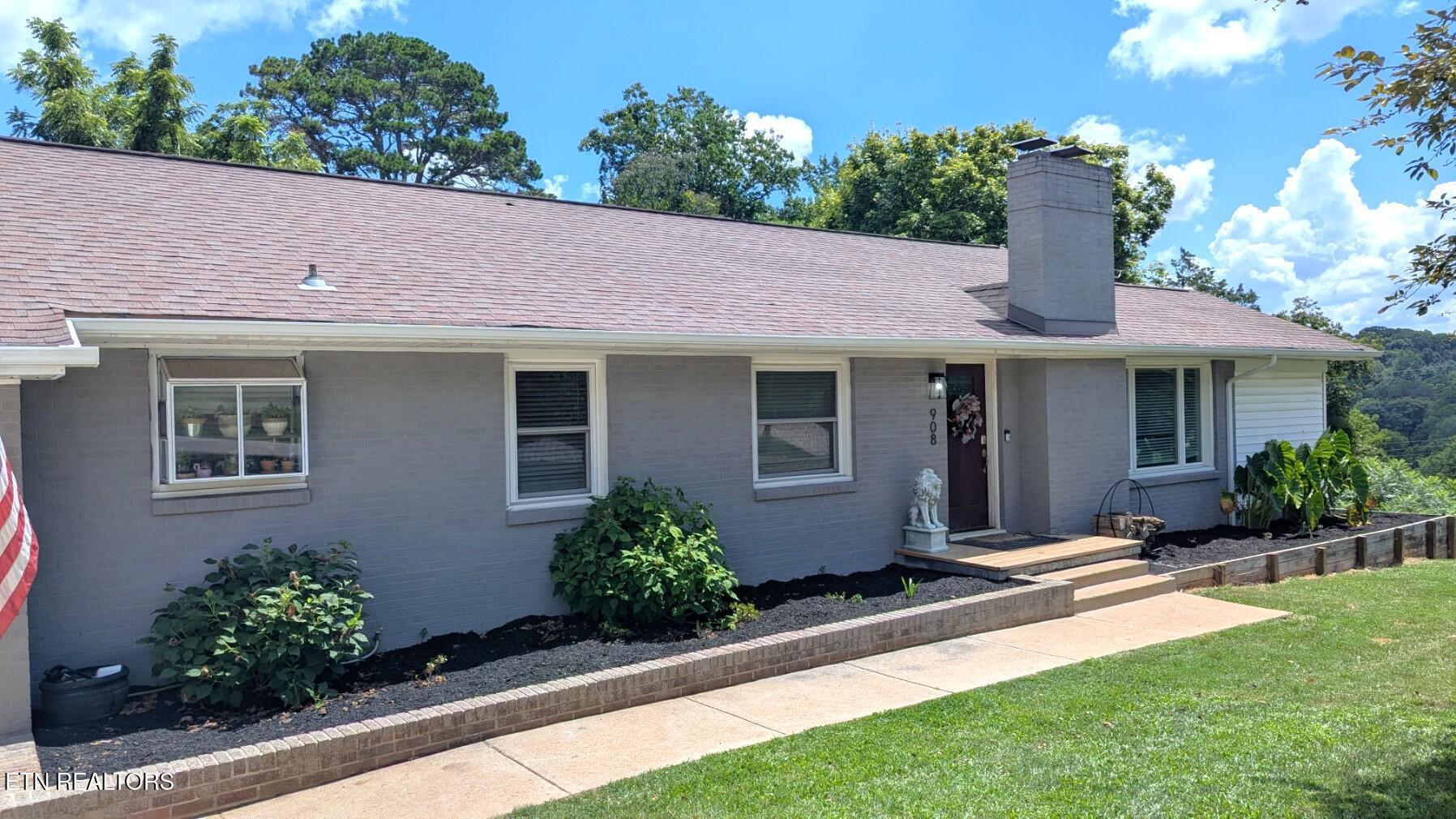 Property Photo: 908 Wedgewood Rd TN 37914