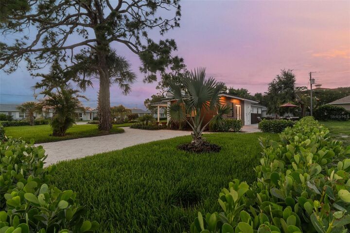 Property Photo:  301 Aurora Street E  FL 34285 