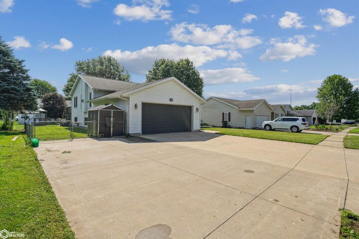 Property Photo:  2202 Miller Street  IA 52601 