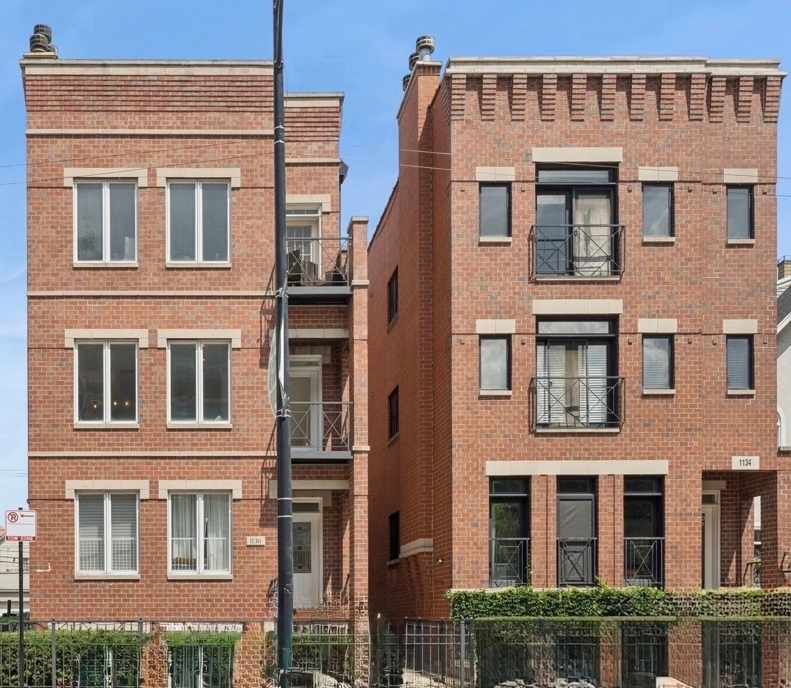 Property Photo: 1136 W Fullerton Avenue 2 IL 60614