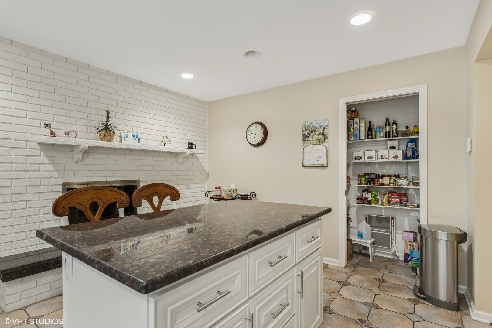 Property Photo:  48 Kingston Drive  IL 60523 