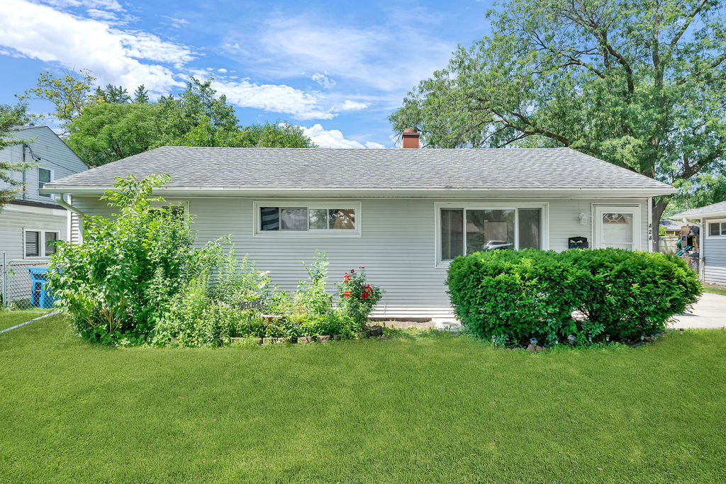 Property Photo: 424 May Street IL 60106