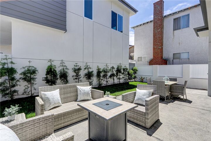 Property Photo:  2006 Belmont Lane A  CA 90278 