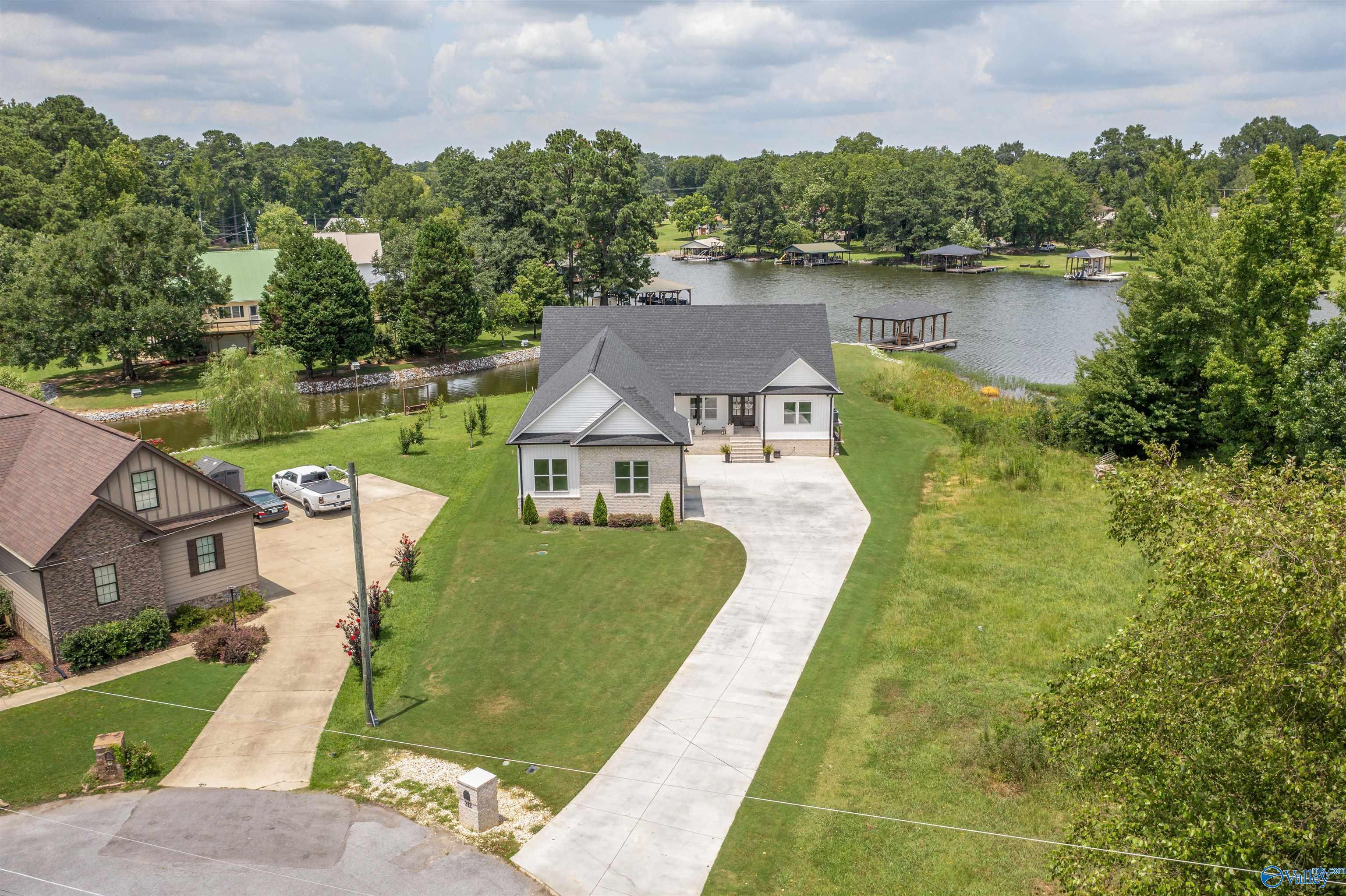 Property Photo: 312 Camden Cove Point AL 35903