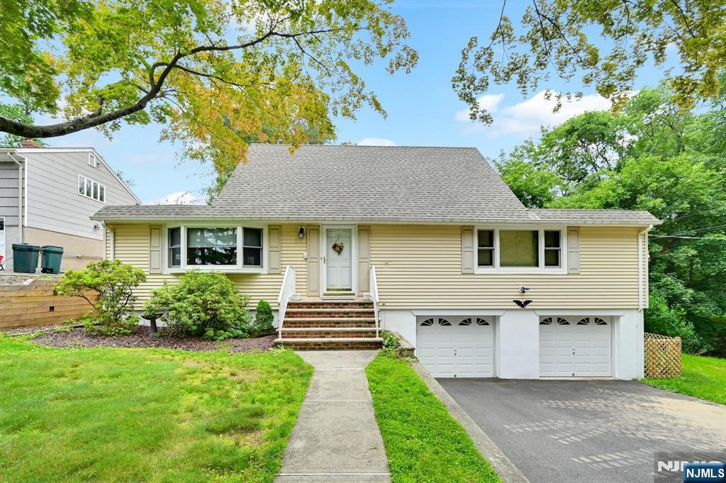 31 Hillside Terrace  Montvale NJ 07645 photo