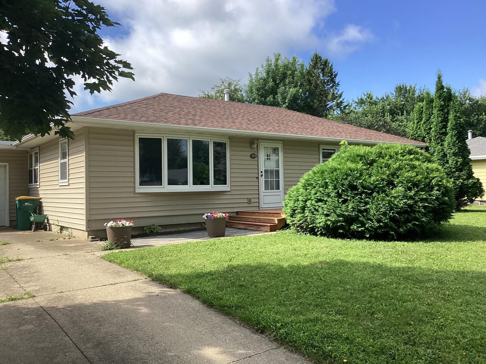 Property Photo: 1018 Crestview Road MN 56007