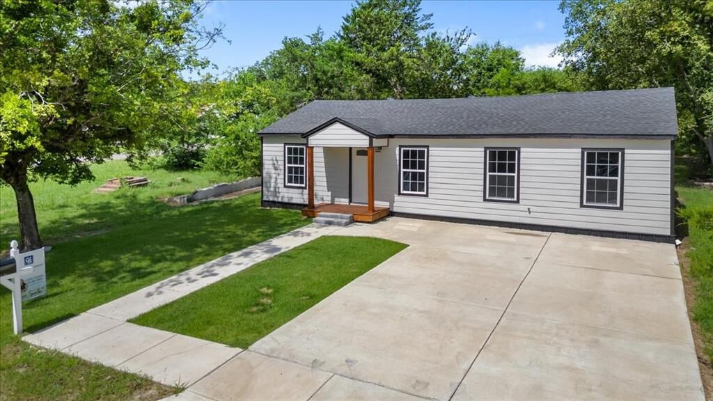 Property Photo: 1826 Wellington Street TX 75401