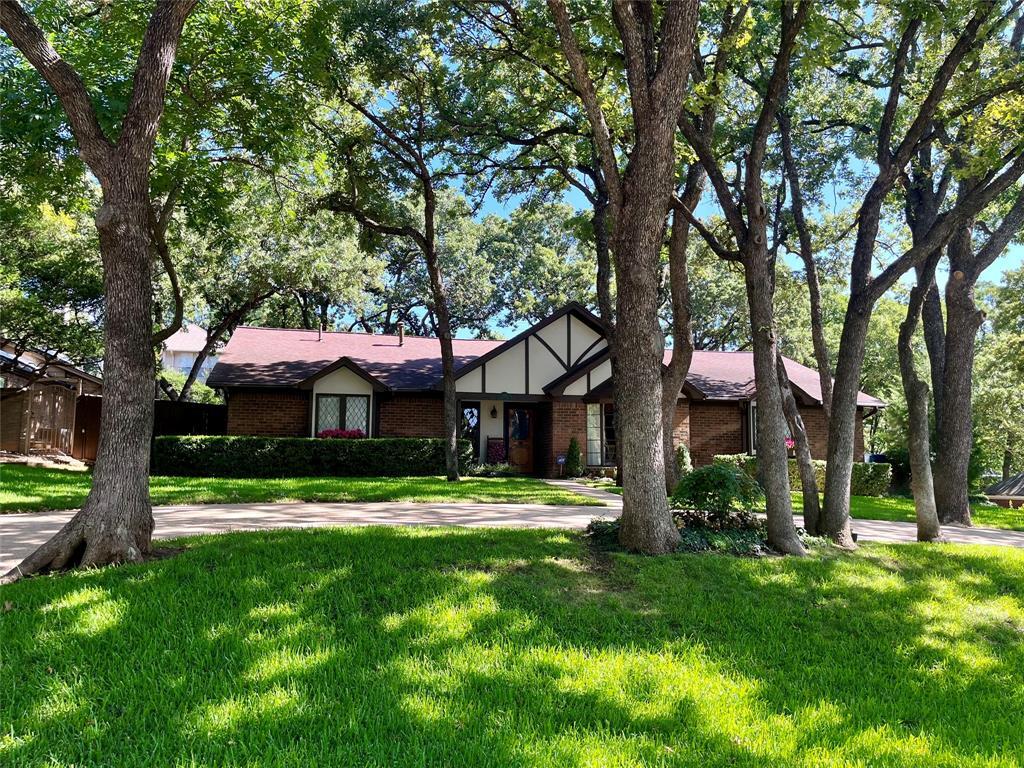 Property Photo: 2714 Warwick Way TX 76051