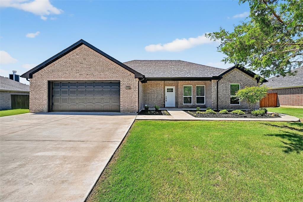Property Photo: 897 W Cardinal Street TX 75439