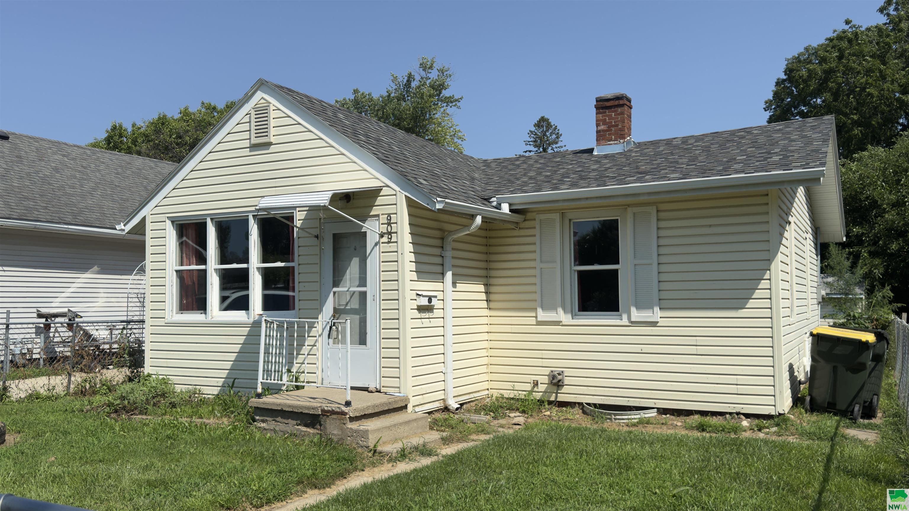 Property Photo:  909 Goldie Ave  IA 51109 
