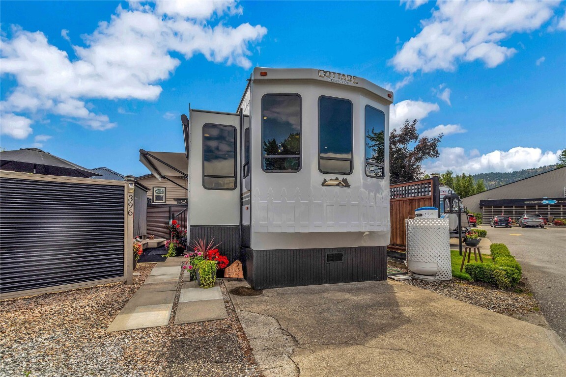 Property Photo: 415 Commonwealth Road 396 BC V4V 1P4