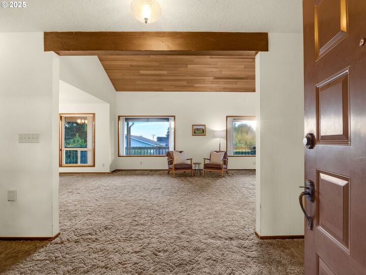 Property Photo: 162 Hemlock St OR 97138