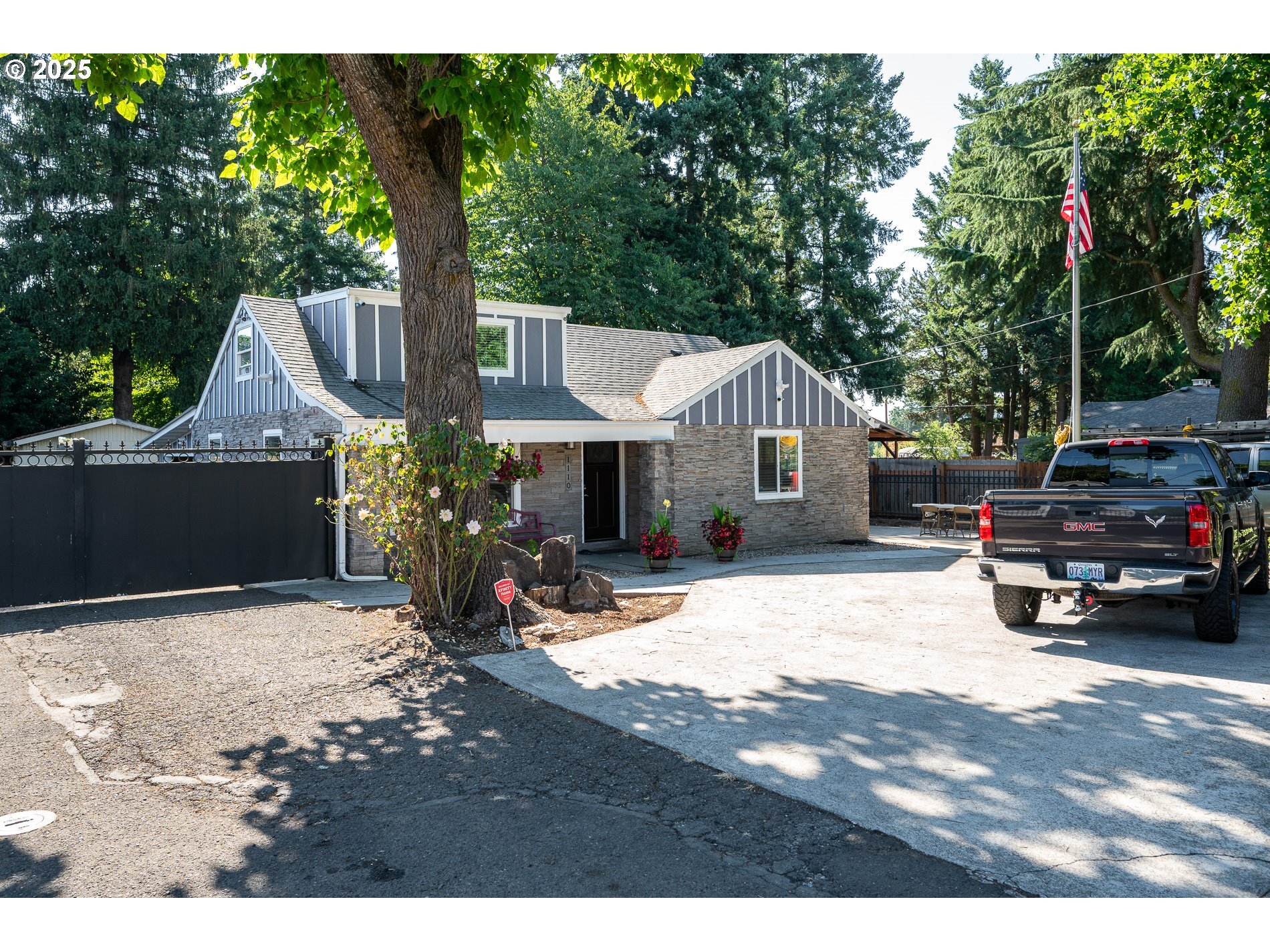 Property Photo: 1110 SE 151st Ave OR 97233