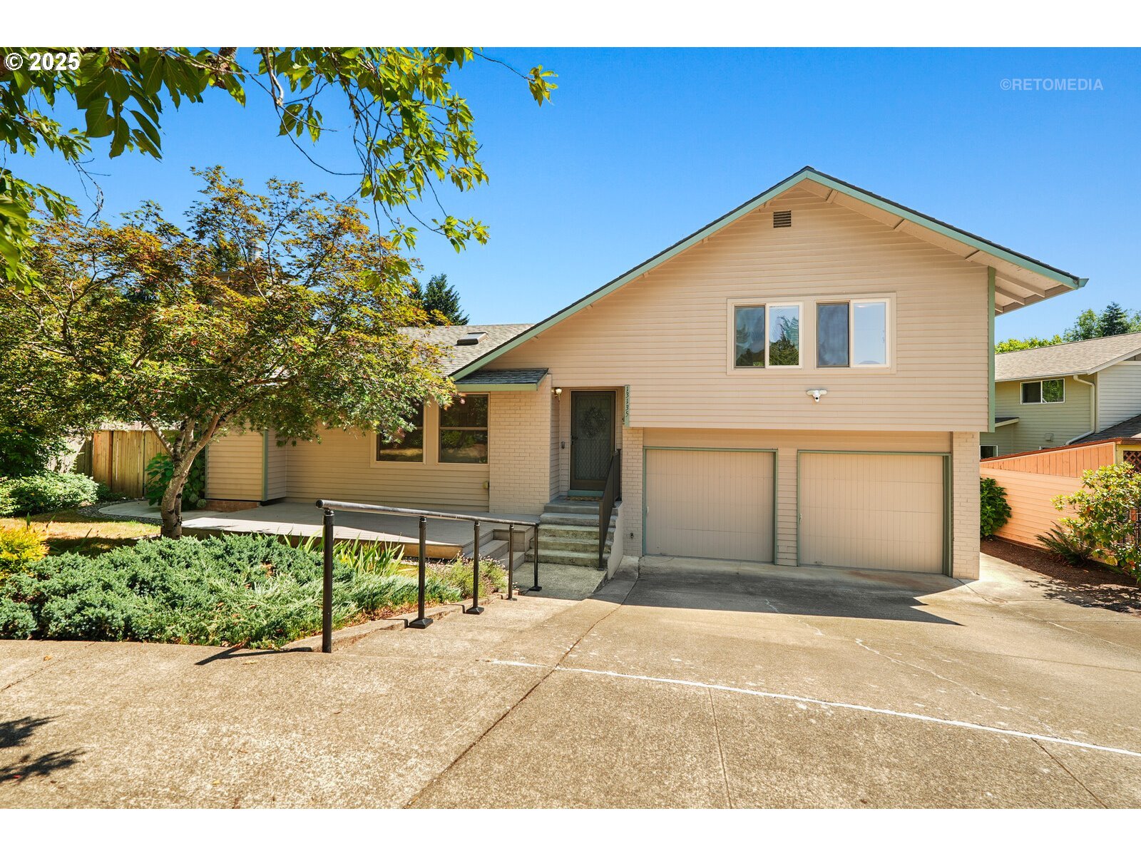 Property Photo: 13135 SW Dartmoor Ct OR 97008
