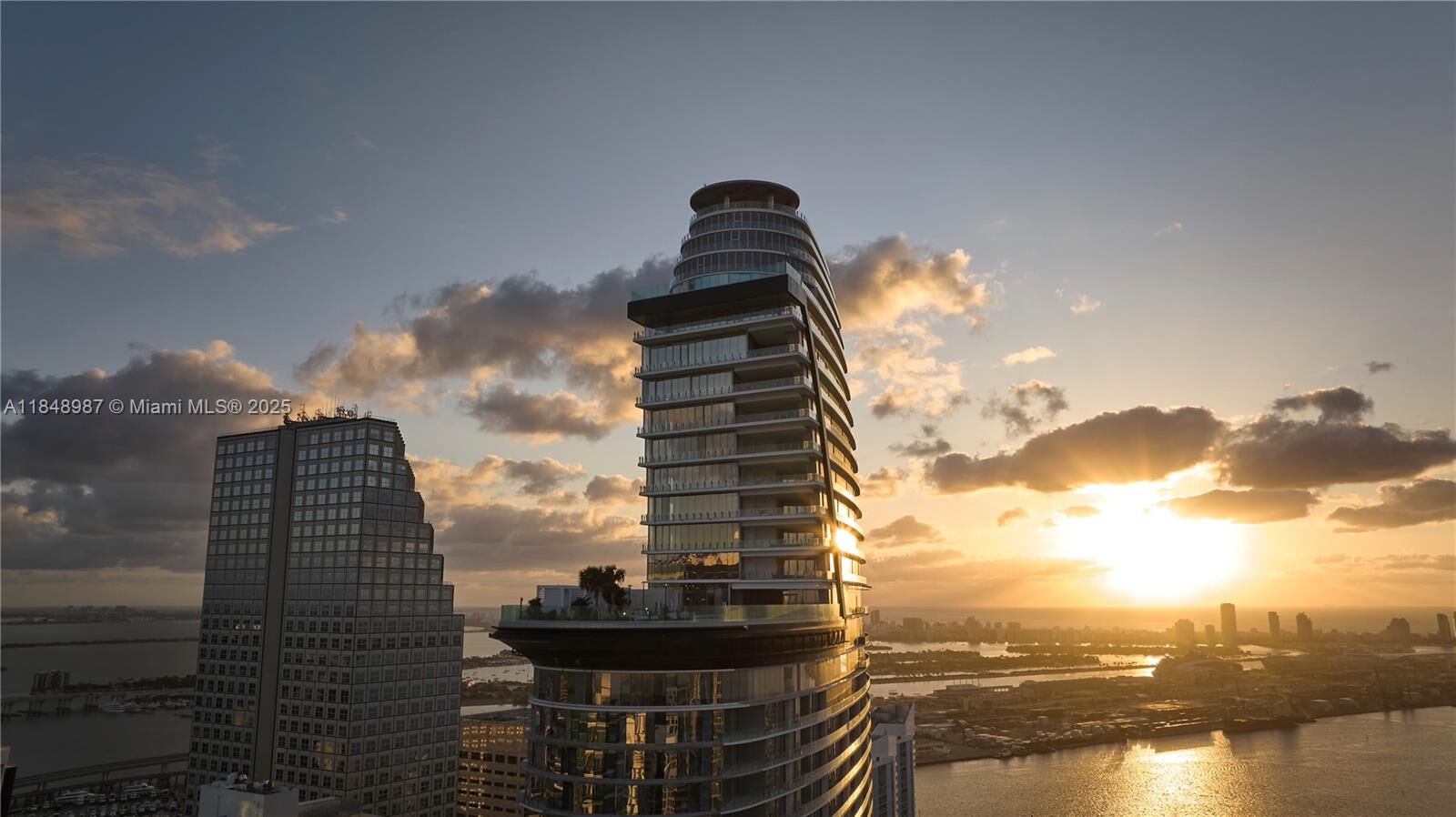 Property Photo:  300 Biscayne Boulevard Way 4705W  FL 33131 