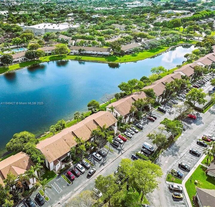 Property Photo: 9928 Nob Hill Ct FL 33351