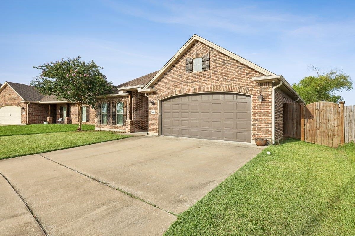 Property Photo: 10210 Shady Ranch Ln TX 77640-2090