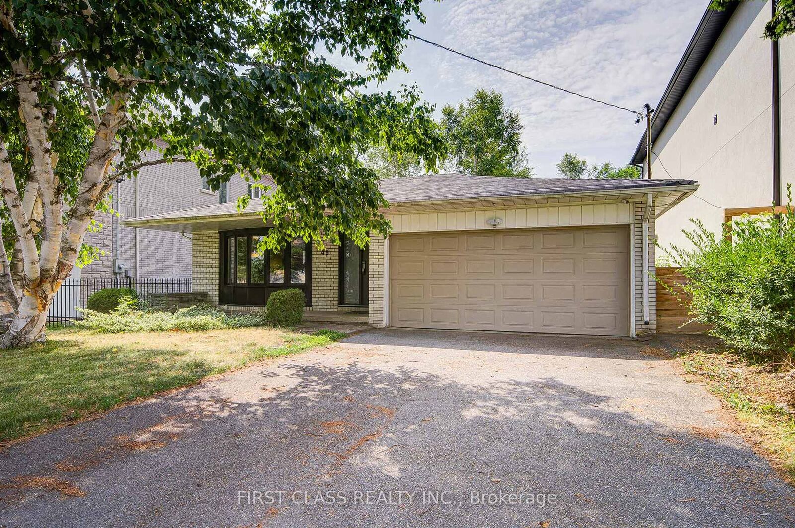 Photo de la propriété: 49 McKee Avenue ON M2N 4C1