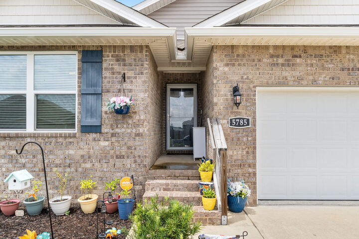 Property Photo: 5785 Guinevere Lane FL 32583