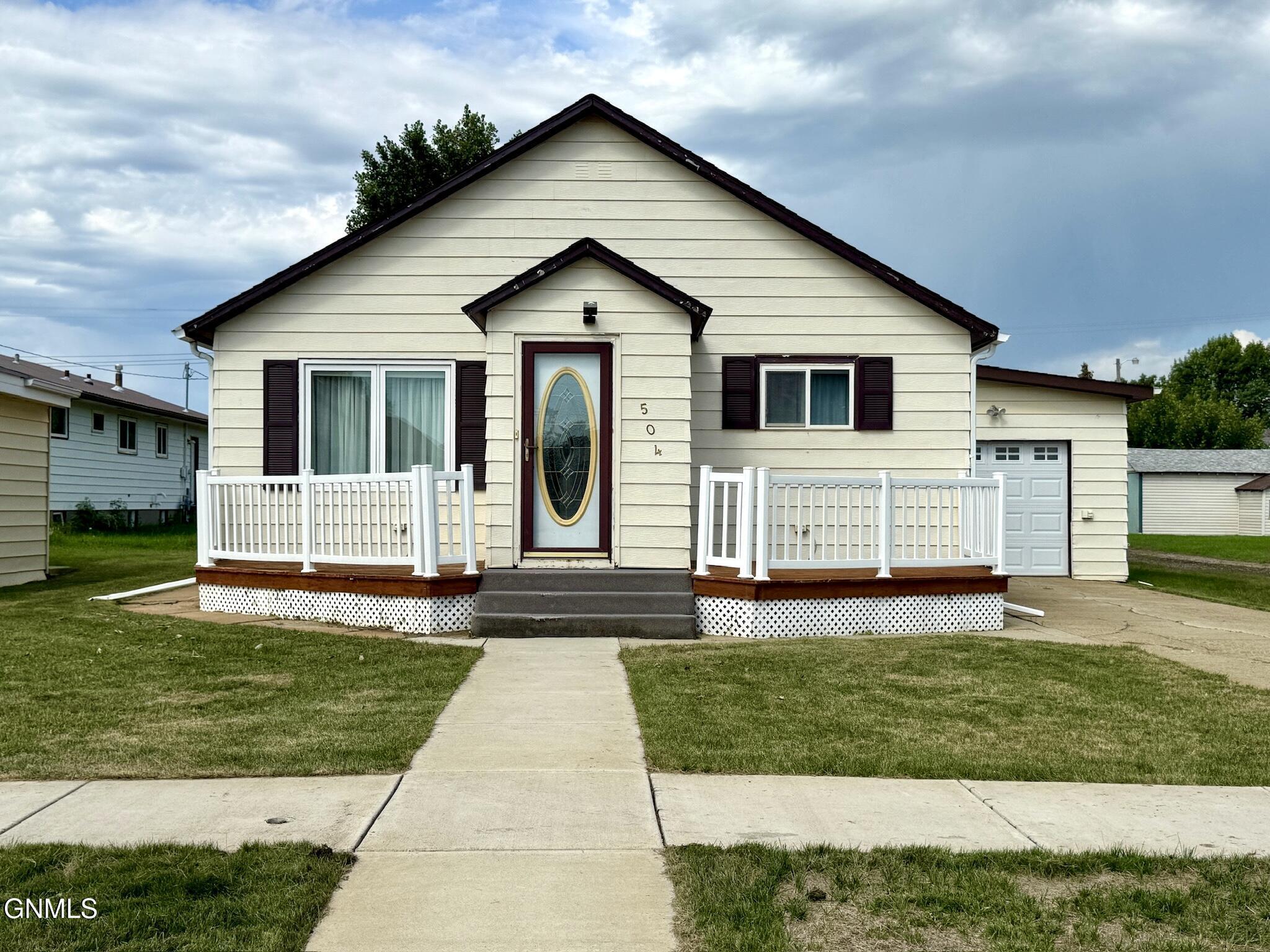 Property Photo:  504 Iowa Avenue  ND 58646 
