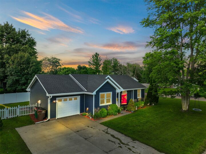 Property Photo:  108 10th Street SE  IA 50035 