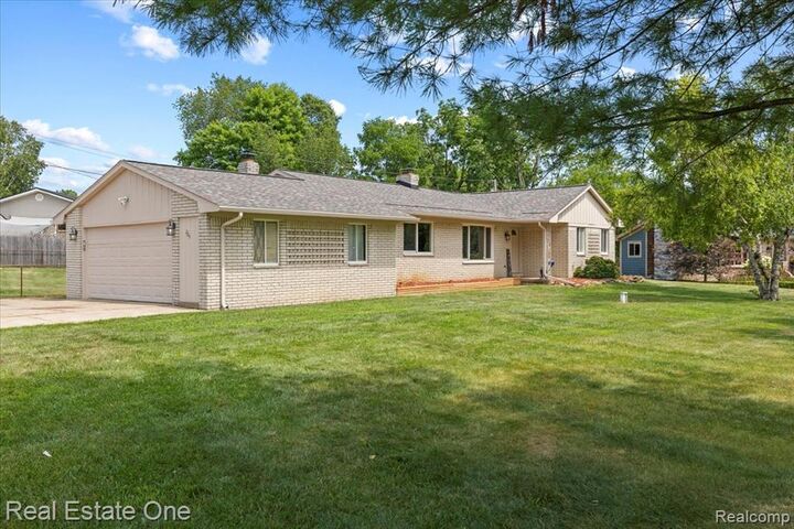 Property Photo: 225 Cross Timbers Street MI 48371 4705