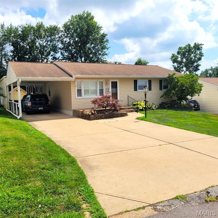 11128 Pine Forest Drive  St Louis MO 63126 photo