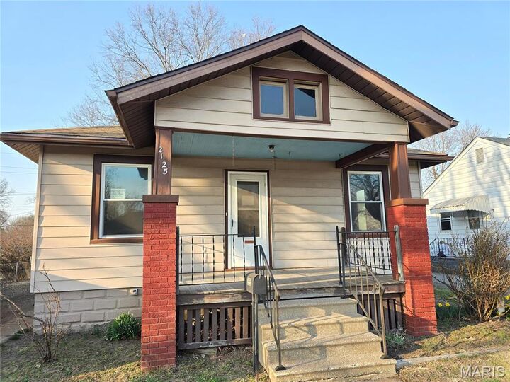 Property Photo:  2125 Woodlawn Avenue  IL 62040