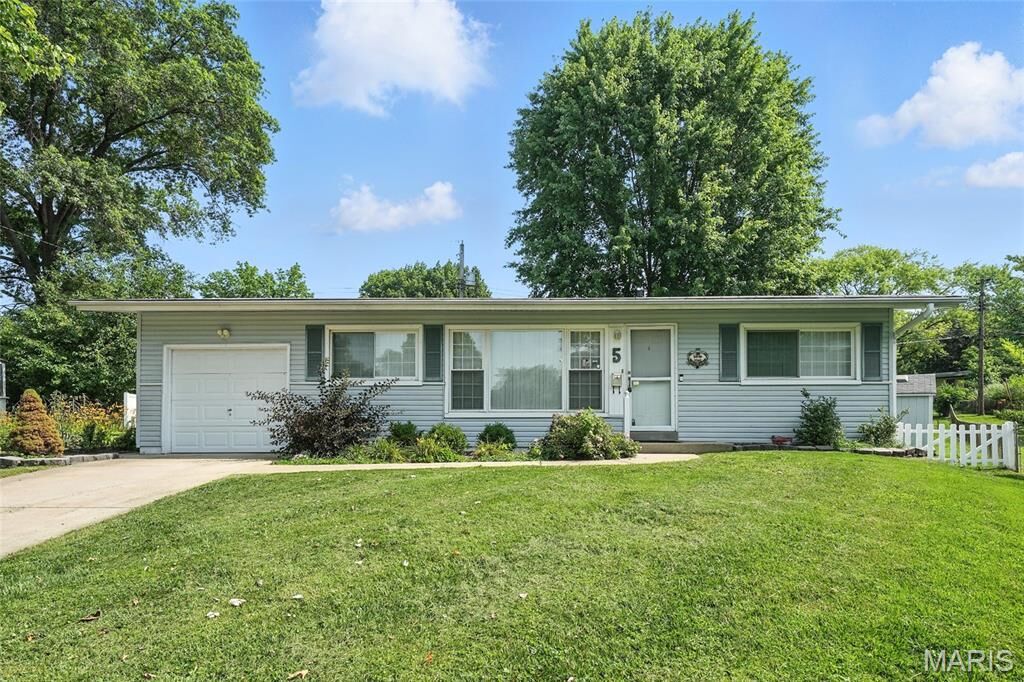 Property Photo:  5 Carson Court  MO 63033 