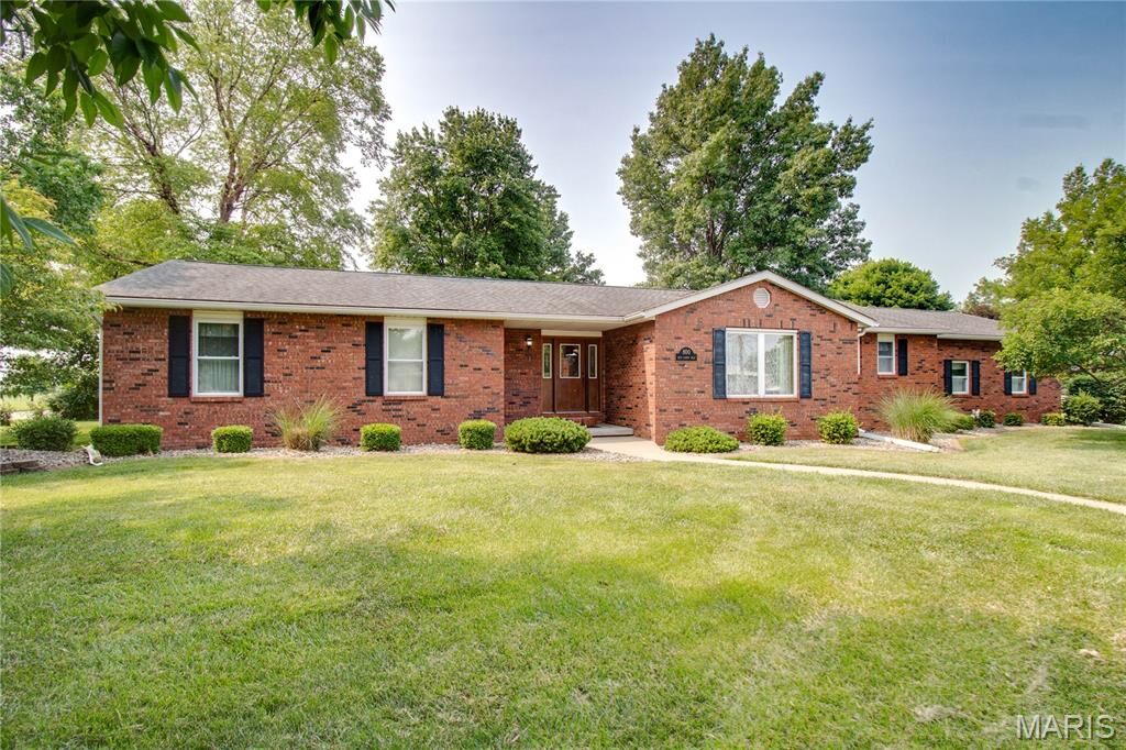 Property Photo:  800 W County Road  IL 62052 