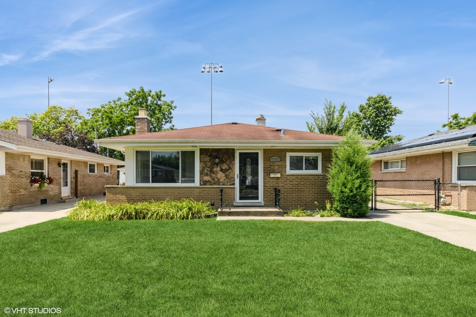 Property Photo: 4732 N Oriole Avenue IL 60706