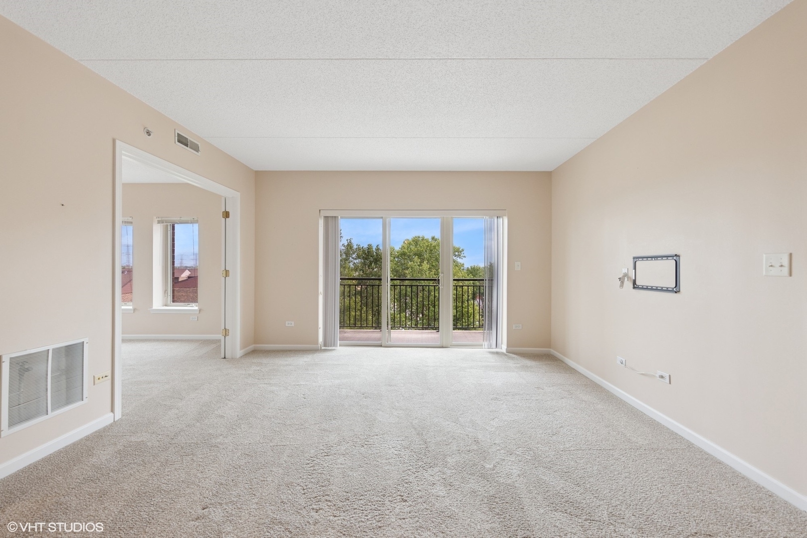 Property Photo: 615 Perrie Drive 407 IL 60007