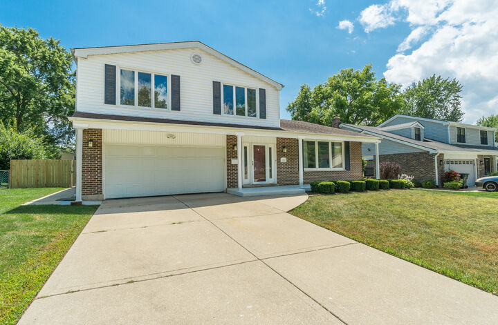 Property Photo:  1107 W White Oak Street  IL 60005 