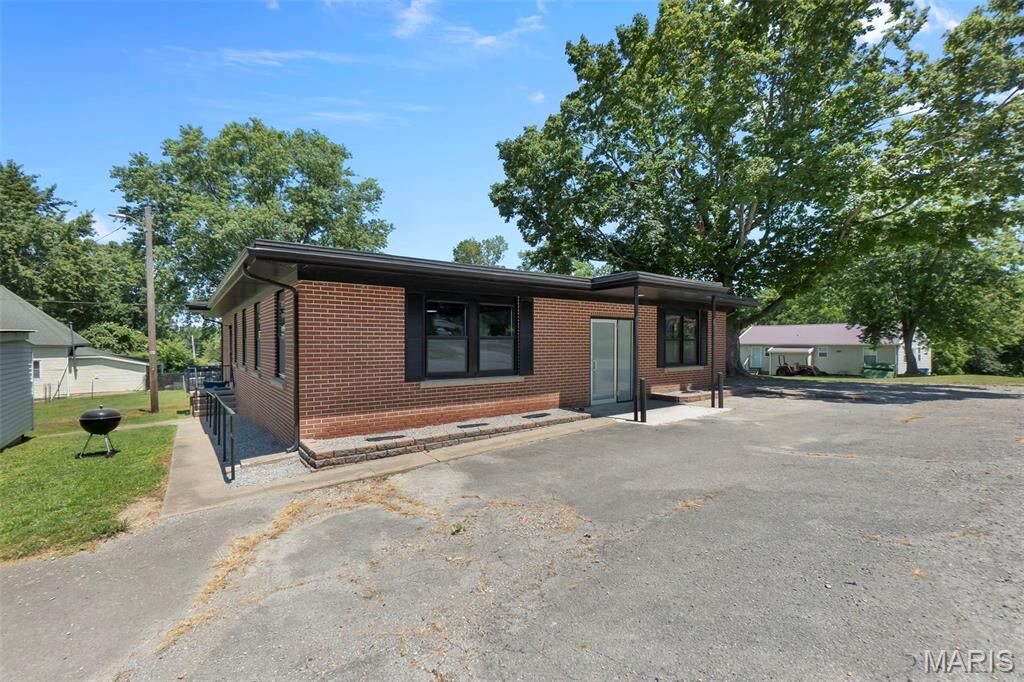 Property Photo:  718 4th Street E  MO 63780 