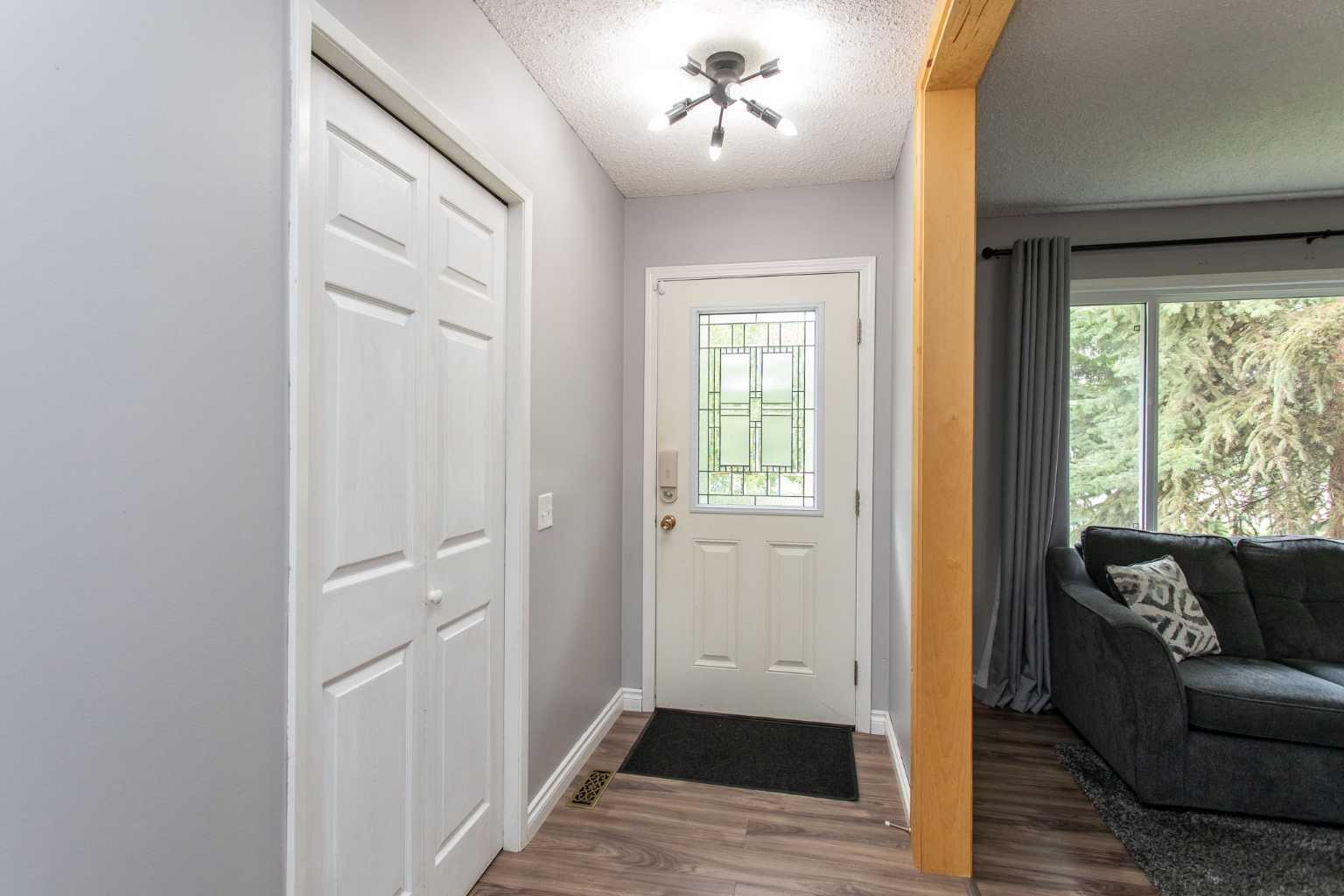 Property Photo: 7 Garden Road AB T4L 1R5