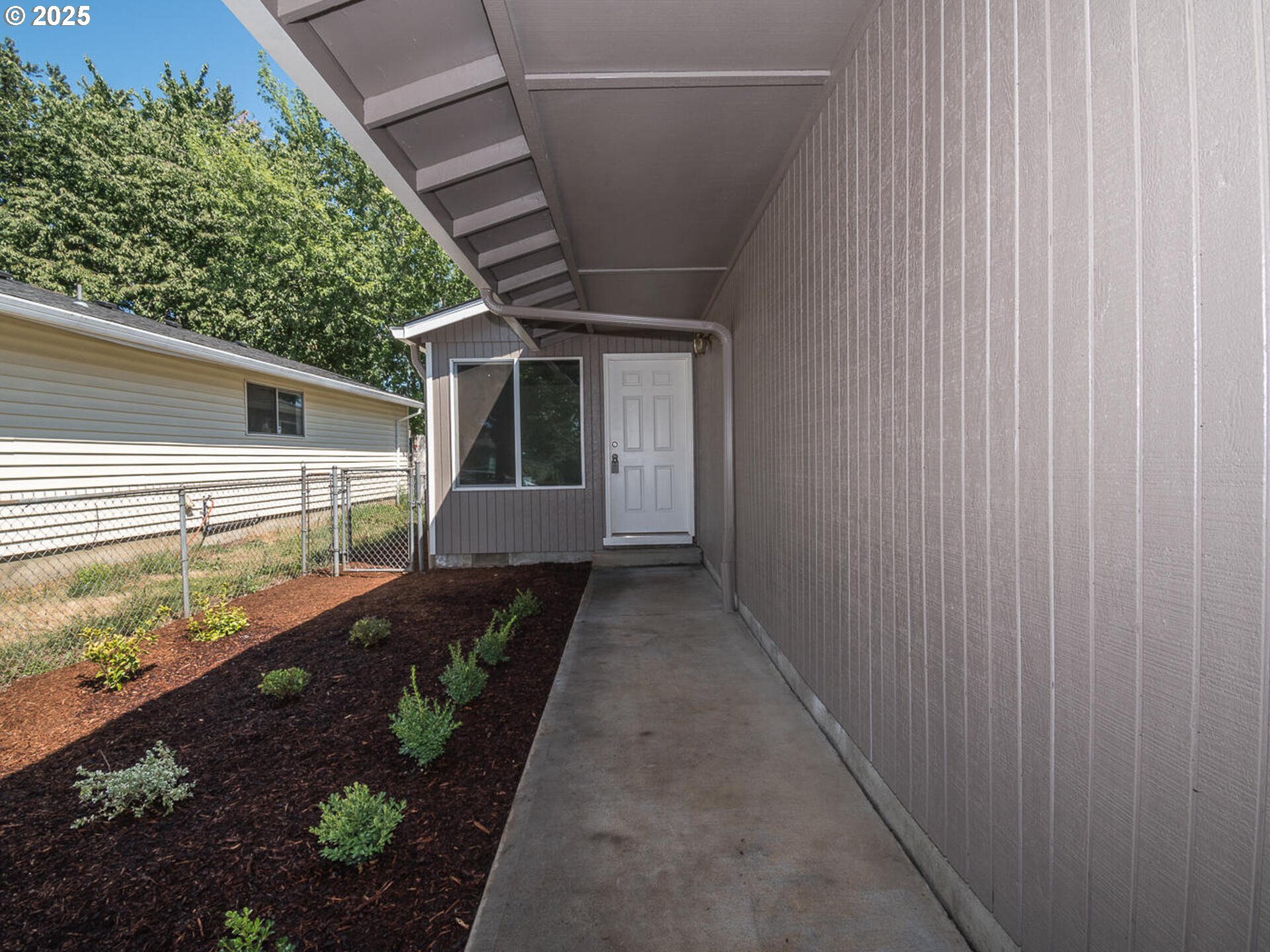 Property Photo: 6245 SE Carlton St OR 97206