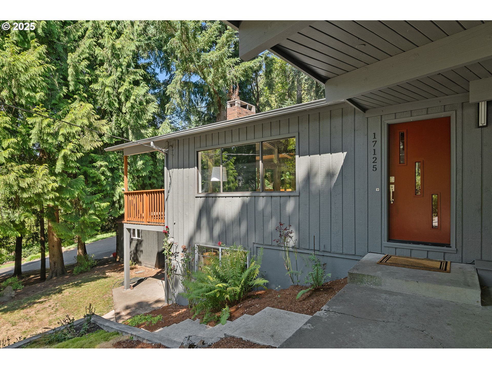 Property Photo: 17125 Fernwood Dr OR 97034