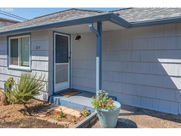 Property Photo: 875 SE 13th Ave OR 97123