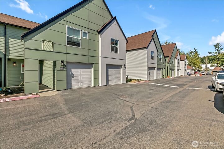 Property Photo: 6706 S 239th Place E103 WA 98032